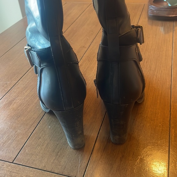 Burberry women’s riding boots - Picture 2 of 5